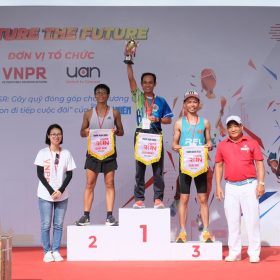 Dai dien Ban To chuc VNPR Run 2022 trao giai cho van dong vien
