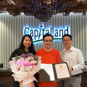01. CLD trao tan tay so hong dot dau tien den cu dan du an D1MENSION du an nha o hang sang dau tien cua CLD tai Quan 1 TP.HCM