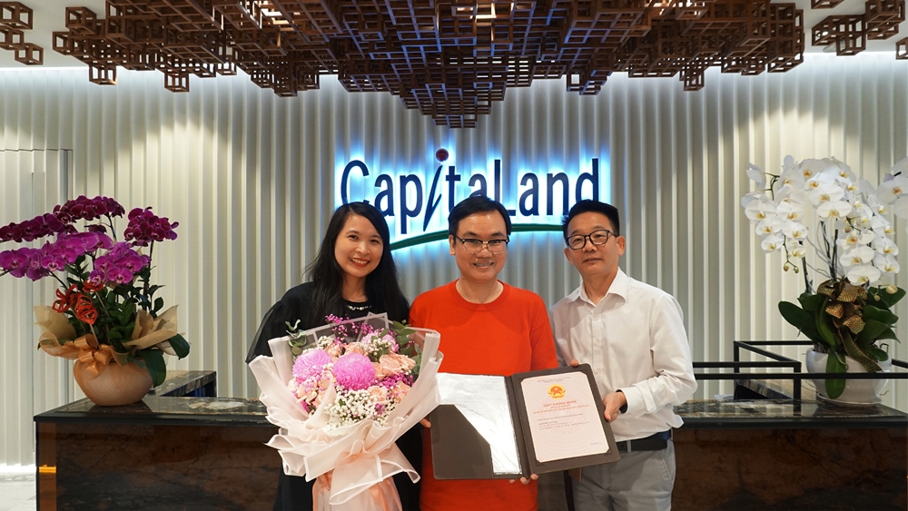 CapitaLand Development trao sổ hồng cho cư dân D1MENSION và bàn giao căn hộ ZENITY tại TP. Hồ Chí Minh 1 01. CLD trao tan tay so hong dot dau tien den cu dan du an D1MENSION du an nha o hang sang dau tien cua CLD tai Quan 1 TP.HCM