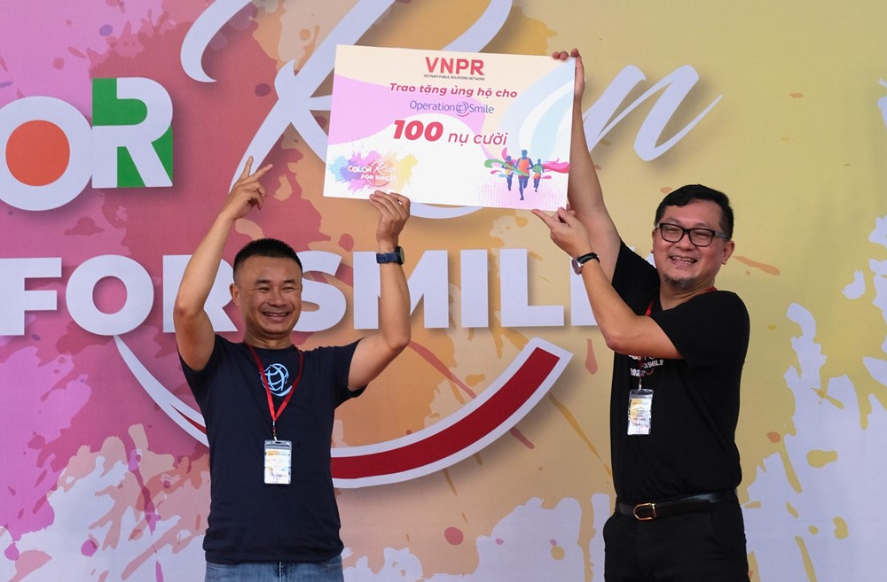 Color Run For Smiles 2022 - Ngày hội sắc màu mang nụ cười tới các em nhỏ 1 Trao sec giua VNPR va Operation Smile Viet Nam