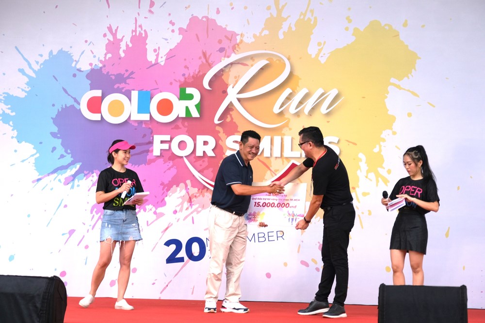 Color Run For Smiles 2022 - Ngày hội sắc màu mang nụ cười tới các em nhỏ 2 VNPR trao sec 15 trieu toi Quy phat trien tai nang the thao TPHC M