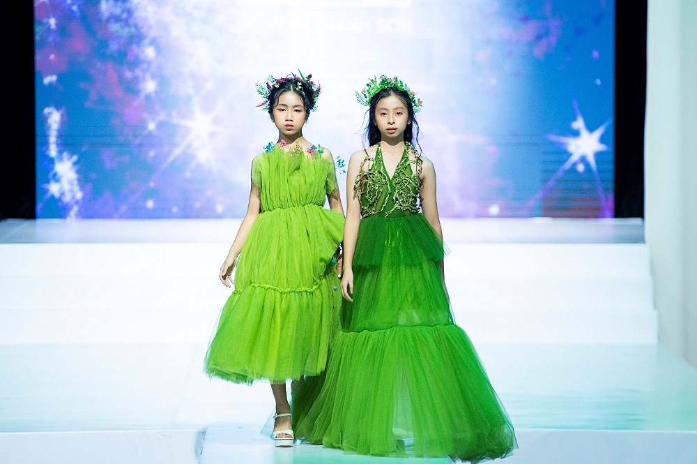 Vietnam Kids Art Fashion Fest 2022: Sàn diễn thời trang mãn nhãn mùa lễ hội cho trẻ em 6 NTK NGUYEN THANH SON MAU NHI ALICE NGUYEN VA ANNA NGUYEN