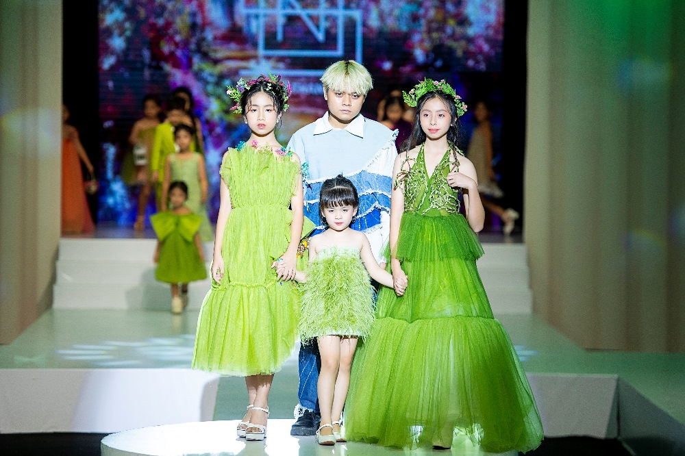 Vietnam Kids Art Fashion Fest 2022: Sàn diễn thời trang mãn nhãn mùa lễ hội cho trẻ em 4 NTK NGUYEN THANH SON