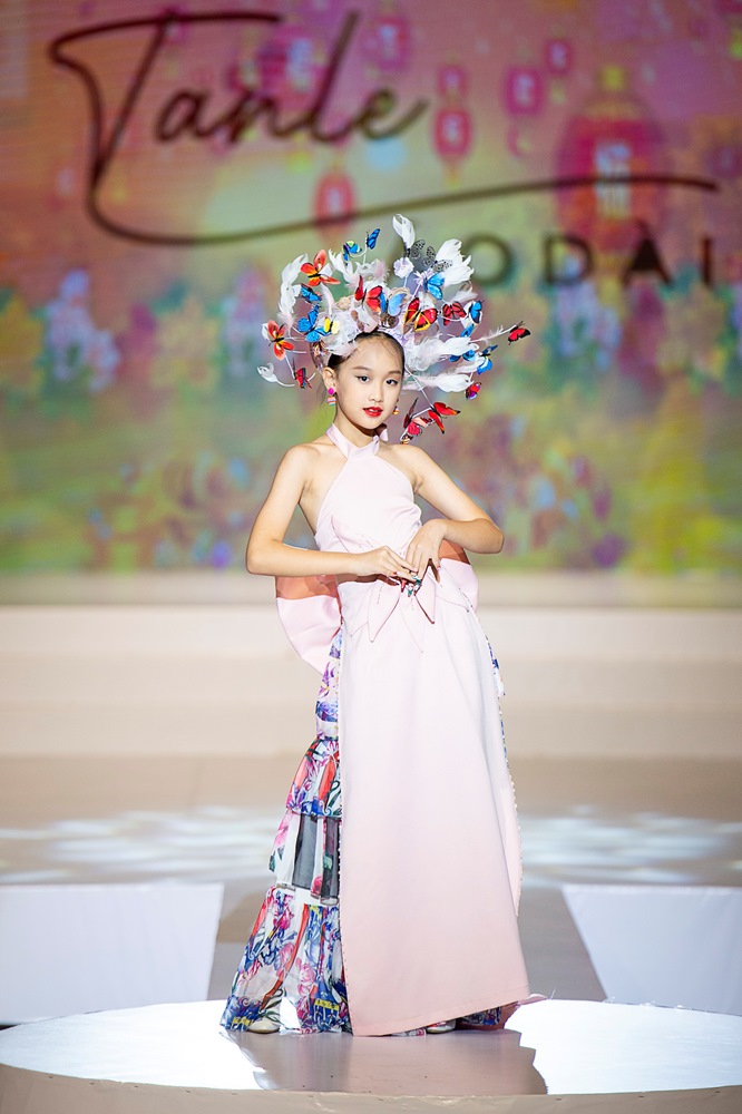 Vietnam Kids Art Fashion Fest 2022: Sàn diễn thời trang mãn nhãn mùa lễ hội cho trẻ em 15 NTK TAN LE MAU NHI NGOC ANH