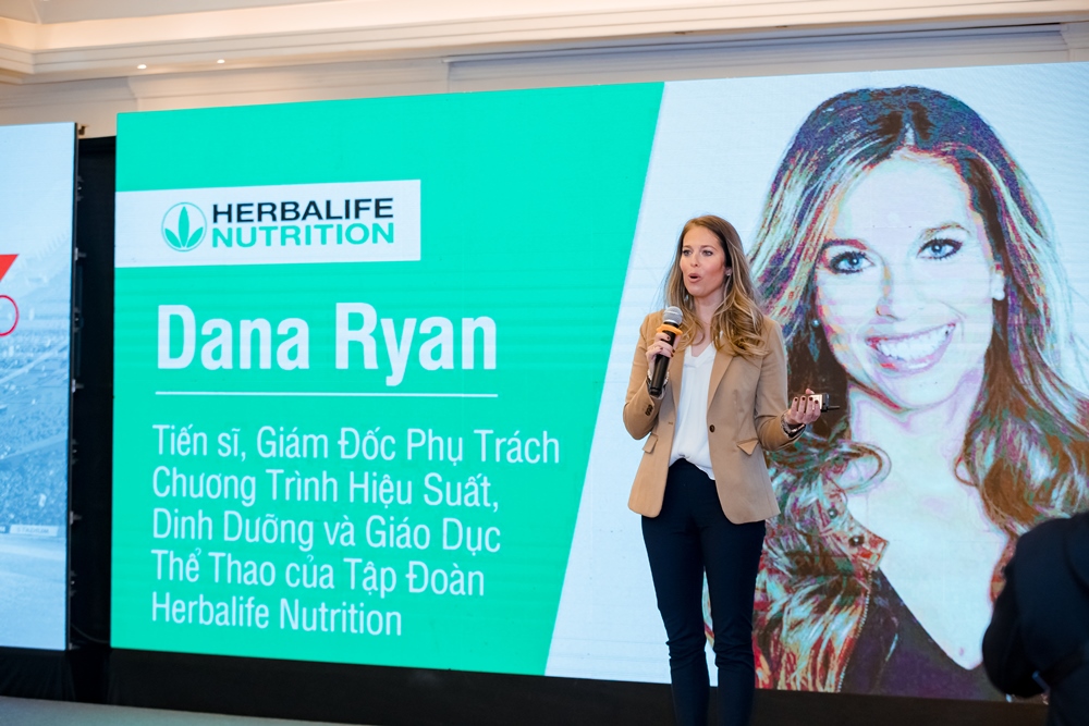 Kỷ niệm 13 năm hoạt động tại Việt Nam của Herbalife Nutrition 4 Tien si Dana Ryan Giam Doc Phu Trach Chuong Trinh ve Hieu Suat The Thao va Giao Duc thuoc tap doan Herbalife Nutrition