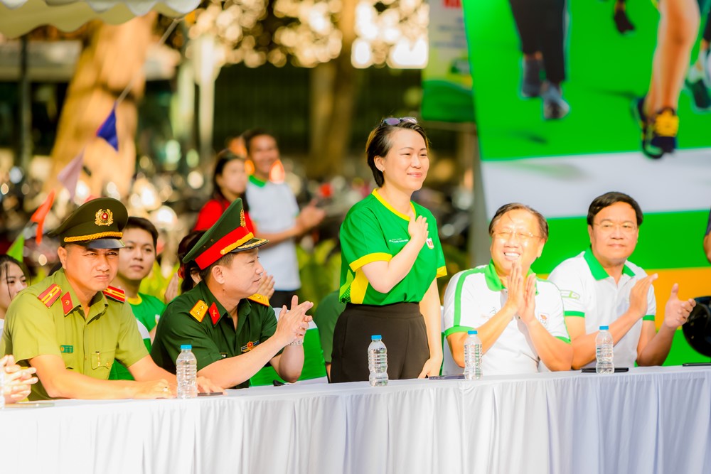 Nestlé MILO đồng hành cùng hơn 8.000 người tại Ngày Chạy Vì Sức Khỏe Toàn Dân 4 Ba Philomena Tan Giam doc nganh hang MILO va Sua dai dien cong ty Nestle Viet Nam tai Ngay Chay Vi Suc Khoe Toan Dan