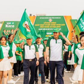Cac dai bieu cung tien ve vach xuat phat cua Ngay Hoi Di Bo MILO 2023