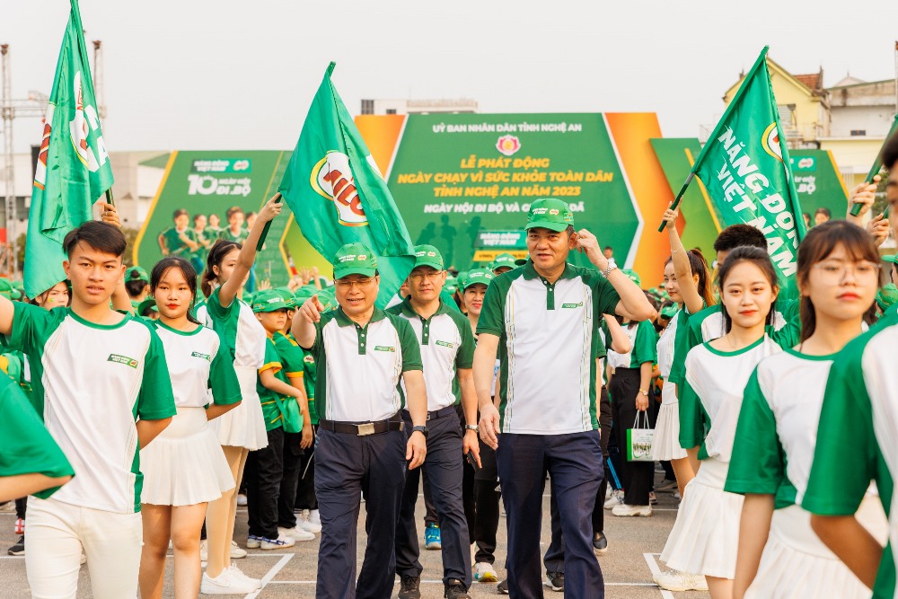 7.500 người tham gia Ngày hội đi bộ Nestlé MILO tại Nghệ An 3 Cac dai bieu cung tien ve vach xuat phat cua Ngay Hoi Di Bo MILO 2023