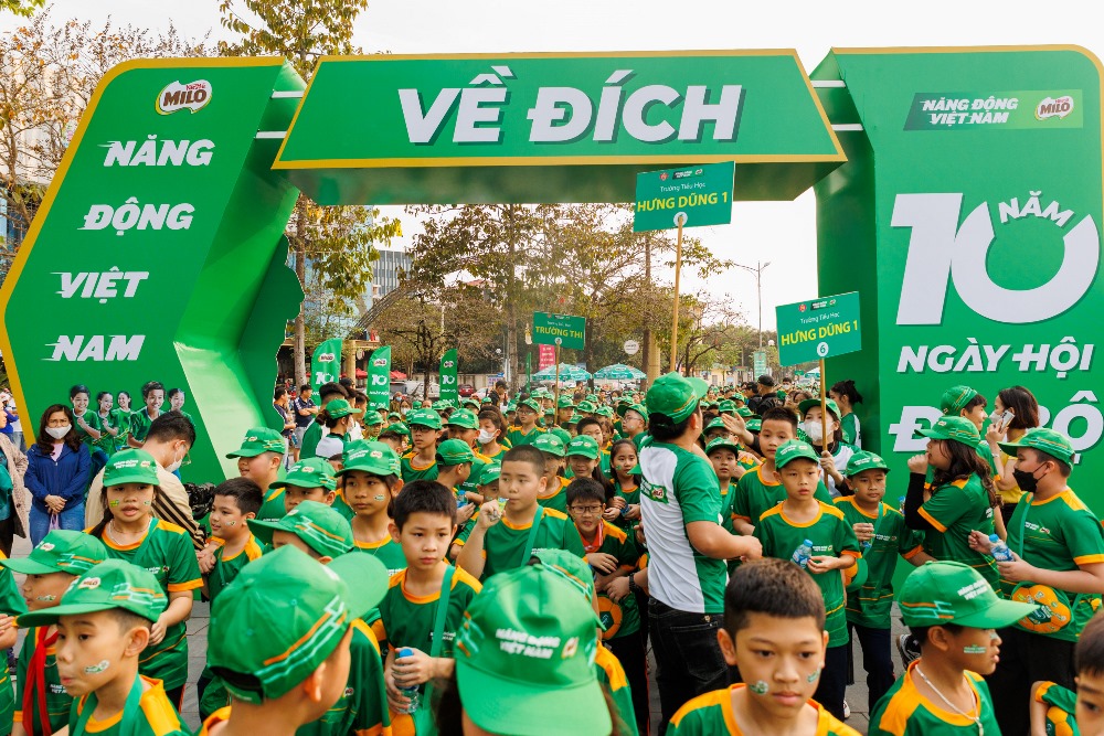 7.500 người tham gia Ngày hội đi bộ Nestlé MILO tại Nghệ An 4 Cac em hoc sinh ve dich nhan huy chuong MILO tai Booth Phan thuong cho Y chi de ghi dau thanh qua ma cac em da dat duoc trong hanh trinh nay