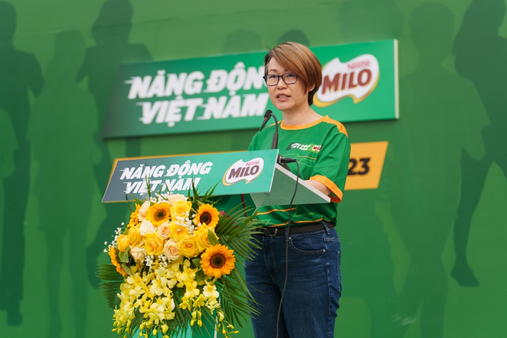 7.500 người tham gia Ngày hội đi bộ Nestlé MILO tại Nghệ An 6 Hinh anh bat buoc co trong bai Ba Philomena Tan Giam doc nganh hang MILO va Sua dai dien cong ty Nestle Viet Nam phat bieu khai mac Ngay Hoi Di Bo MILO 2023