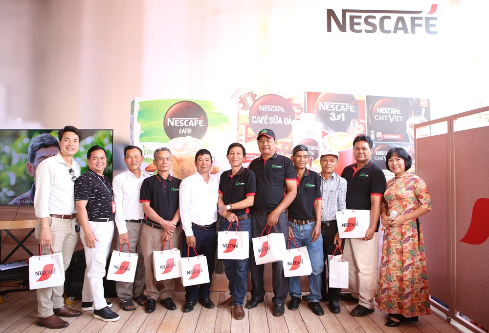 Hành trình từ hạt cà phê trên nông trại đến ly Nescafé cho người yêu cà phê Việt 2 Lop tap huan voi su tham gia cua chuyen gia tu Vien nghien cuu WASI chuyen gia Nong nghiep Nestle va nong dan trong ca phe 6