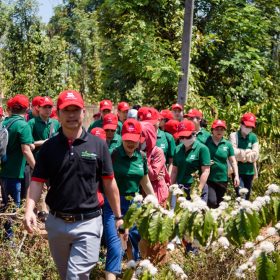 Nestle Viet Nam trien khai chuyen di trai nghiem tham quan Vuon canh tac ca phe tai Buon Ma Thuot