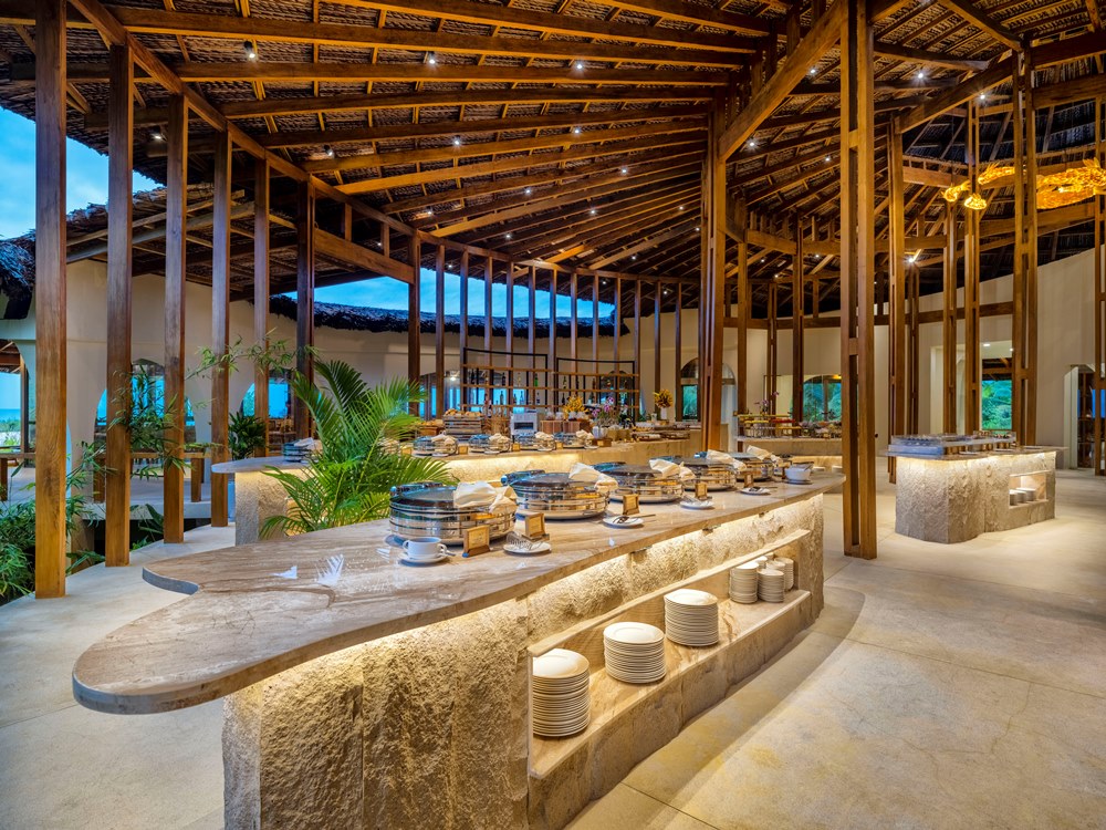 Ana Mandara Cam Ranh liên tiếp có tên trong nhiều đề cử tại các giải thưởng du lịch danh giá hàng đầu thế giới 3 Nha hang Ana Sand House phuc vu am thuc A Au sang trong
