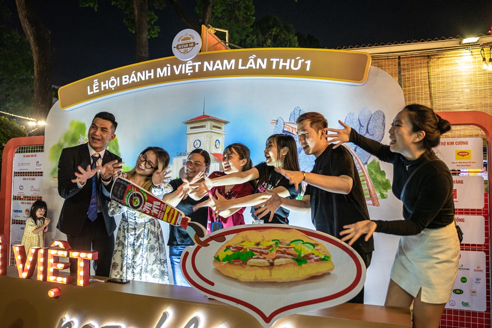 MAGGI Professional đồng hành cùng Lễ Hội Bánh Mì lần thứ nhất năm 2023 5 Nhieu ban tre thich thu tham quan thuong thuc banh mi tai Le hoi Banh mi Viet Nam
