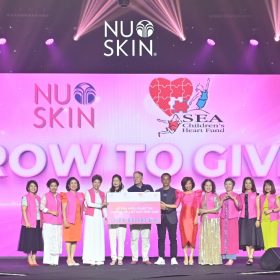 Ong Rad Kivette Tong Giam doc VinaCapital Foundation Dai dien Quy Nhip Tim Viet Nam nhan dong gop tu Dai dien Nu Skin