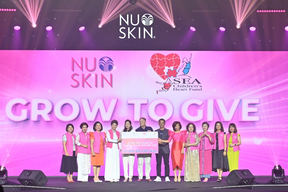 Ong Rad Kivette Tong Giam doc VinaCapital Foundation Dai dien Quy Nhip Tim Viet Nam nhan dong gop tu Dai dien Nu Skin