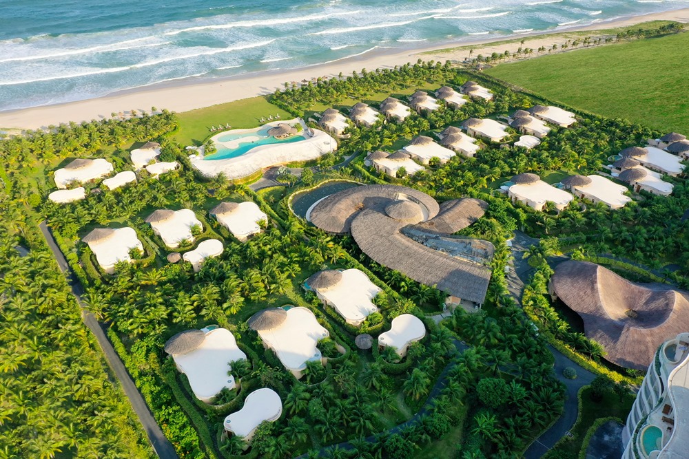Ana Mandara Cam Ranh liên tiếp có tên trong nhiều đề cử tại các giải thưởng du lịch danh giá hàng đầu thế giới 4 So huu vi tri tuyet dep ben bo bien xanh trong nhu ngoc canh quan cay xanh tuoi tot da dang ket hop hai hoa voi kien truc dia phuong doc dao