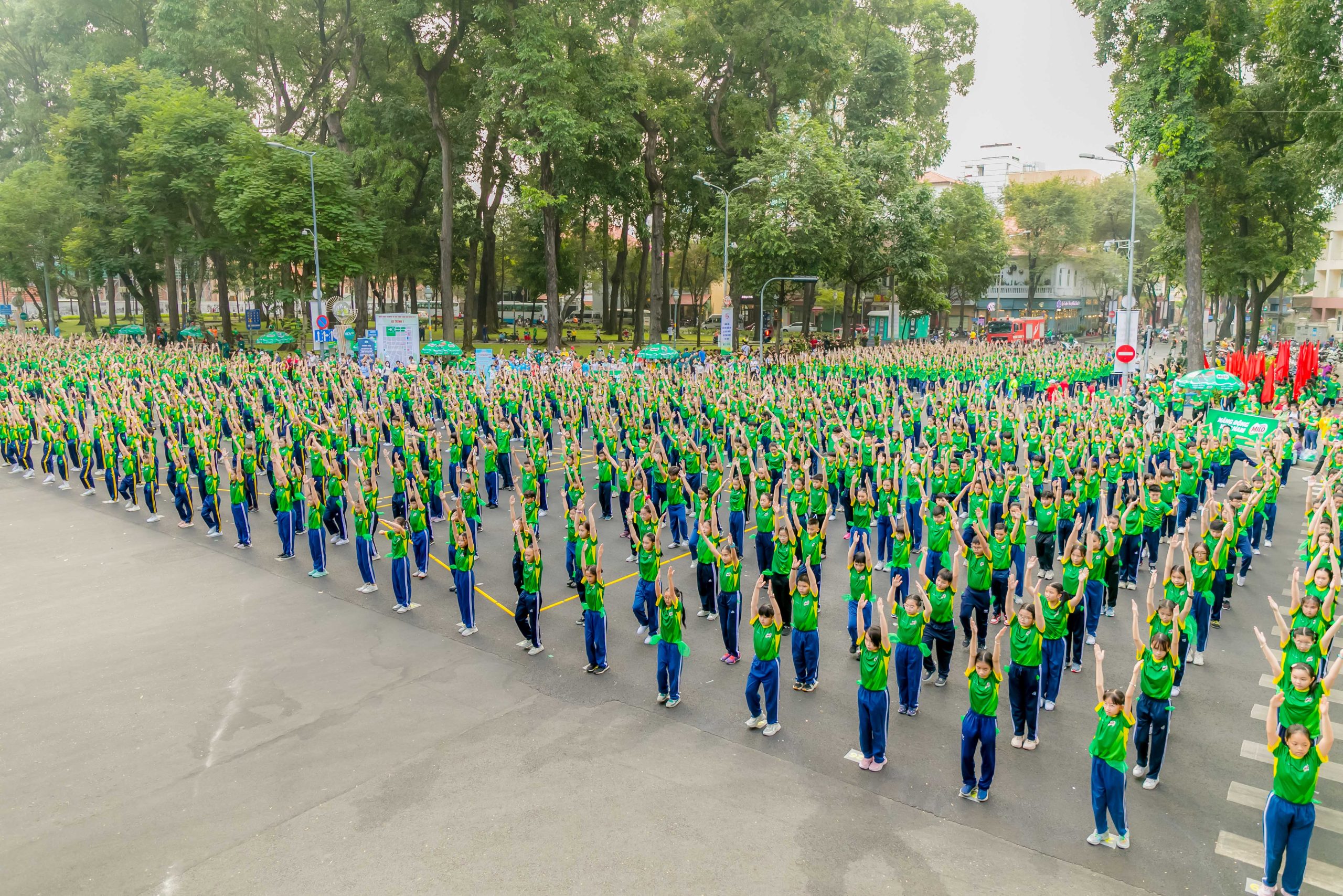 Nestlé MILO đồng hành cùng hơn 8.000 người tại Ngày Chạy Vì Sức Khỏe Toàn Dân 2 Tiet muc dong dien tren nen nhac Nang Dong Viet Nam do 1.600 em hoc sinh tu 16 truong tieu hoc va trung hoc co so trinh dien da thoi bung suc nong cua ngay hoi the thao1 scaled