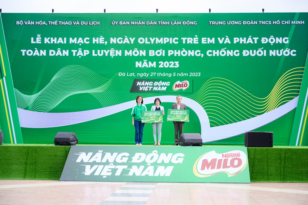 Nestlé MILO đồng hành cùng Lễ Khai mạc hè, Ngày Olympic trẻ em và Chương trình bơi an toàn, phòng, chống đuối nước năm 2023 3 Ba Tran Thi Chinh dai dien Nestle MILO trao qua cho cac don vi truong hoc