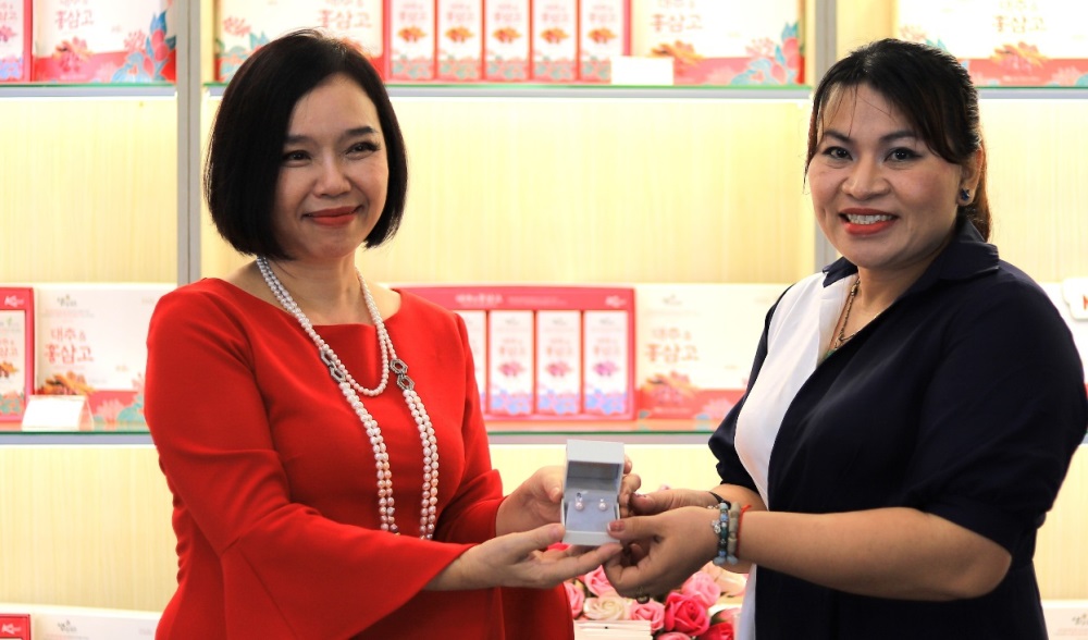 Món quà sức khỏe từ hồng sâm táo đỏ đến đấng sinh thành 3 CEO PearlTalk Tran Thi Thao Giang trao giai I cho hotmom Le Hoang Yen dai dien thi sinh Pham Ngoc Huong