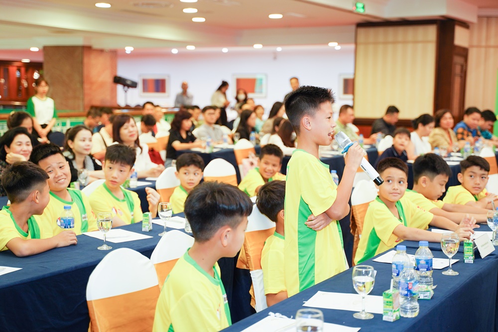 Nestlé MILO đồng hành cùng Giải Bóng đá Nhi đồng (U11) toàn quốc – Cúp Nestlé MILO 2023 4 Cac cau thu nhi tham gia dat cau hoi cho Ban to chuc Giai va cac cau thu thuoc Doi tuyen Viet Nam