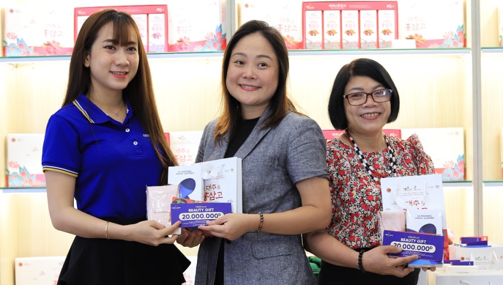 Món quà sức khỏe từ hồng sâm táo đỏ đến đấng sinh thành 4 Dai dien TMV Ngoc Dung trao qua cho thi sinh Nguyen Quynh Anh va Canh Hong – Giai II