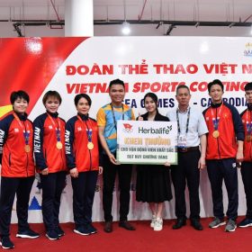 Doi Karate Viet Nam nhan thuong nong tu Herbalife Viet Nam