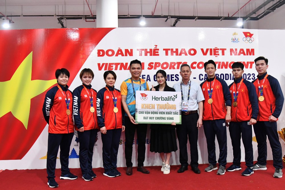 Doi Karate Viet Nam nhan thuong nong tu Herbalife Viet Nam