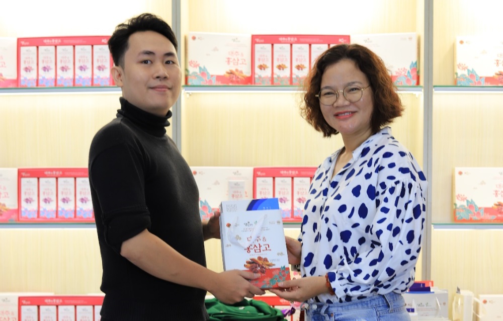 Món quà sức khỏe từ hồng sâm táo đỏ đến đấng sinh thành 5 Founder Klaneos – Duong Kim Long va Founder JM International Group – Dinh Kieu Oanh
