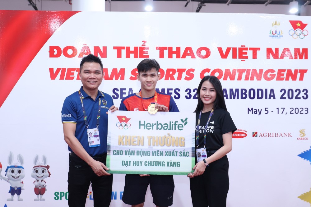 Herbalife Việt Nam thưởng nóng cho các vận động viên đạt Huy chương Vàng đầu tiên của Đoàn Thể thao Việt Nam tại SEA Games 32 2 Herbalife Viet Nam thuong nong cho kinh ngu Pham Thanh Bao HCV o noi dung 100m ech nam 1