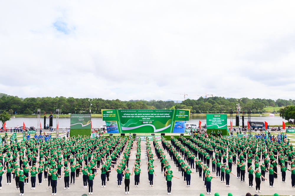 Nestlé MILO đồng hành cùng Lễ Khai mạc hè, Ngày Olympic trẻ em và Chương trình bơi an toàn, phòng, chống đuối nước năm 2023 1 Man dong dien the duc giua gio cua hon 1000 em hoc sinh voi chu de Ngay hoi Thieu nhi vui khoe