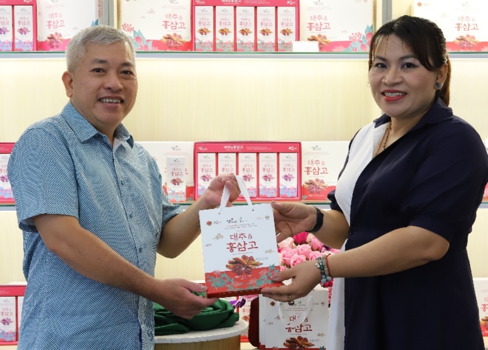 Món quà sức khỏe từ hồng sâm táo đỏ đến đấng sinh thành 2 Ong Ngo Gia Luong – GD Cong ty CTA trao giai I cho hotmom Le Hoang Yen dai dien thi sinh Pham Ngoc Huong