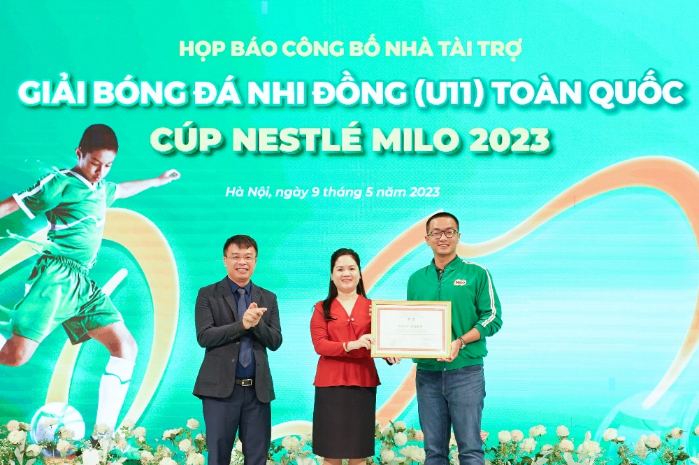 Nestlé MILO đồng hành cùng Giải Bóng đá Nhi đồng (U11) toàn quốc – Cúp Nestlé MILO 2023 1 Tai Le hop bao Nestle Viet Nam da vinh du don nhan bang khen tu Lien doan Bong da Viet Nam cho chuong trinh Nang Dong Viet Nam ghi nhan nhung thanh tich va dong gop doi voi su n