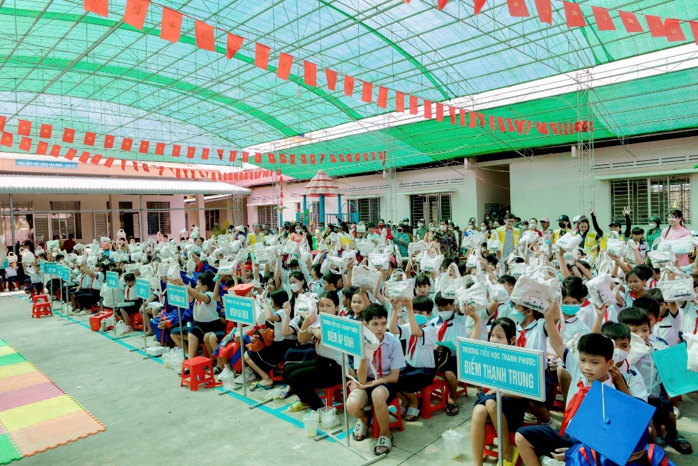 CapitaLand Development hỗ trợ dụng cụ học tập cho 1.400 học sinh của bốn trường tại Việt Nam 1 CapitaLand
