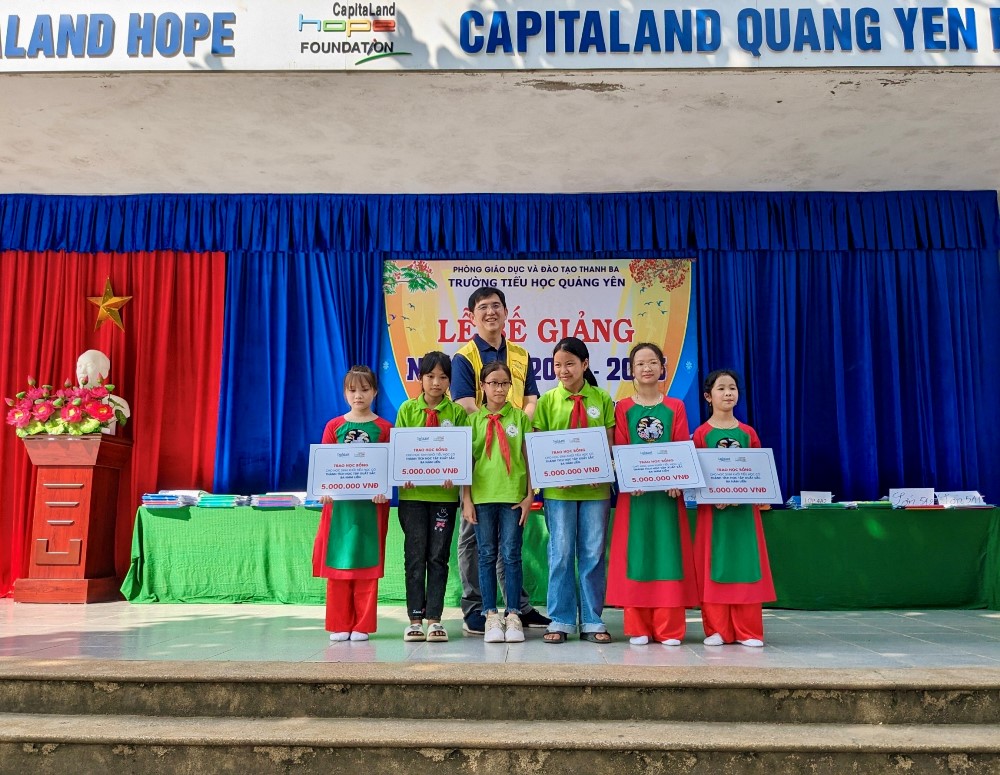 02. Dai dien CLD Viet Nam trao hoc bong cho cac em hoc sinh lop 5 co thanh tich hoc tap xuat sac