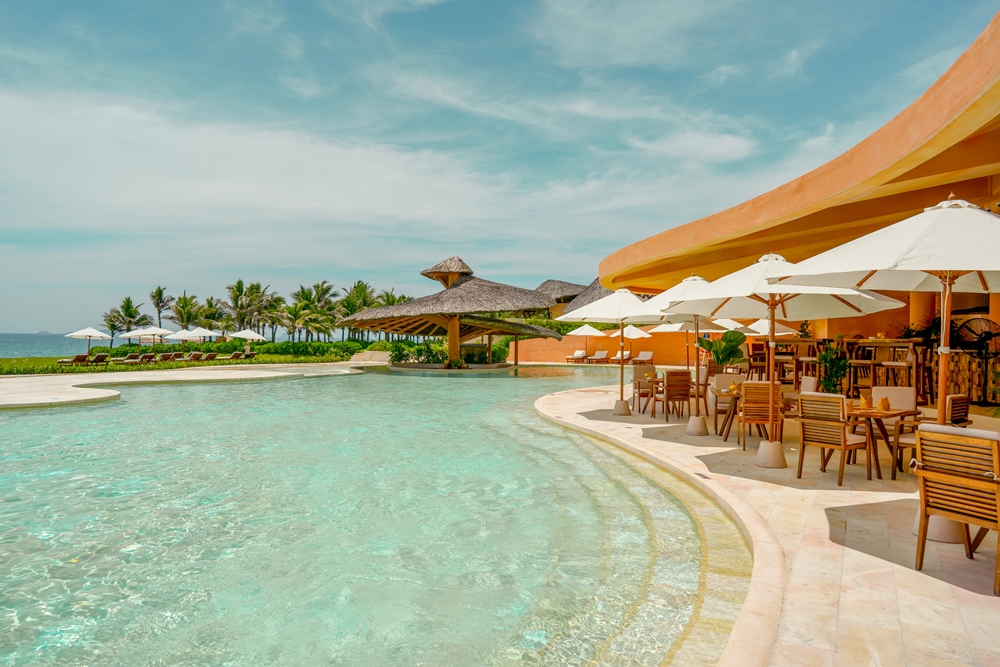 Ana Mandara Cam Ranh liên tục được vinh danh tại các giải thưởng danh giá về du lịch và kiến trúc 3 Ho boi lon ngoai troi duoc thiet ke voi nhung duong cong uon luon dep mat
