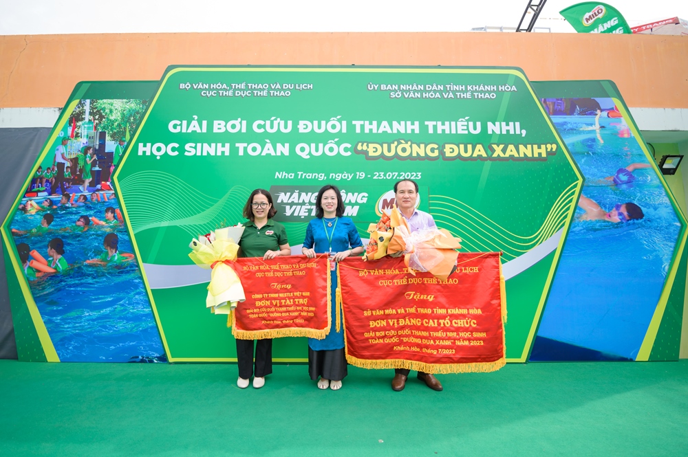 Nestlé MILO đồng hành cùng Giải Bơi “Đường đua xanh” 2023 3 Ba Nguyen Thi Chien Pho Truong phong The duc the thao quan chung Cuc TDTT tang co cho don vi dang cai va dai dien nhan hang Nestle MILO