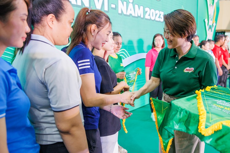 Nestlé Việt Nam và Sở Giáo dục và Đào tạo TP.HCM ký kết Thỏa thuận hợp tác cho năm học 2023 – 2024 3 Dai dien cong ty Nestle Viet Nam ba Philomena Tan trao tang co luu niem cho dai dien cac doi thi dau