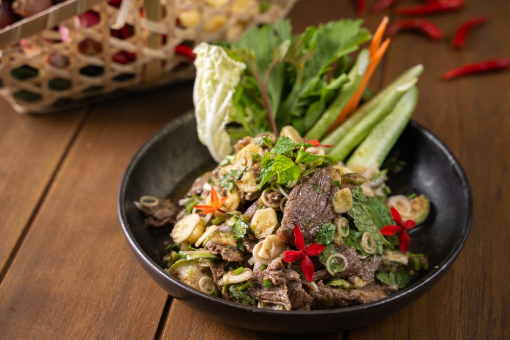 Hành trình ẩm thực rực rỡ mang hương vị Thái Lan tại Autograph Saigon cùng Đầu Bếp Tum 4 Goi bo Herb Salad with spicy slow cooked beef lemongrass and chao praya eggplant 2