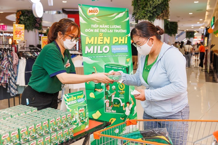 Vao ngay 26 08 voi moi hoa don mua sam tai cac chuoi sieu thi tren toan quoc khach hang se nhan duoc mon qua nang luong cua Nestle MILO nhan ngay tuu truong