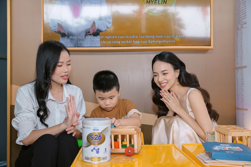 Nestlé s-26 Ultima đồng hành cùng Kidsplaza trong Festival Mẹ và Em Bé 2023 3 Dien vien Dinh Ngoc Diep cung con tham gia tro choi ho tro phat trien tri nao do nhan hang Nestle S 26 Ultima to chuc tai su kien