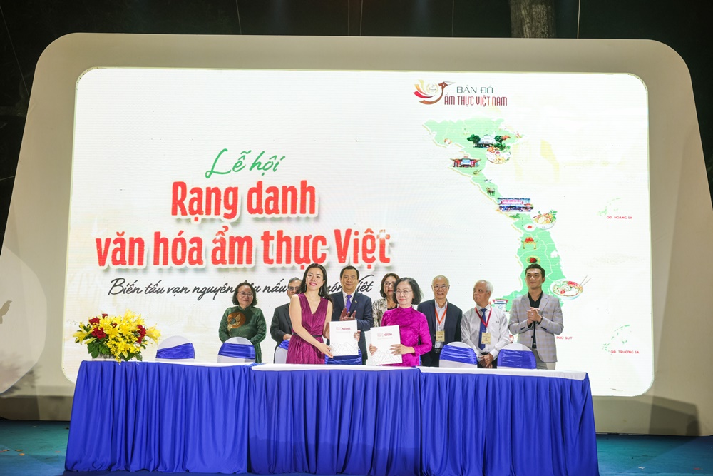 MAGGI đồng hành cùng Hiệp hội Du lịch TP. HCM tổ chức Lễ hội "Rạng danh văn hóa ẩm thực Việt" 6 Nhan hang MAGGI cong ty Nestle Viet Nam va Hiep hoi Du lich TP.HCM ky ket Bien ban ghi nho huong den muc tieu phat trien van hoa am thuc Viet