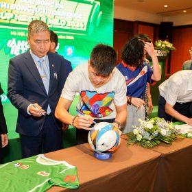 4.2 Doan Chu tich ky tang mau ao thi dau mua Giai 2024 cho dai dien cau thu Nhi dong U11 Ha Noi