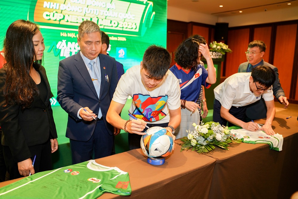 4.2 Doan Chu tich ky tang mau ao thi dau mua Giai 2024 cho dai dien cau thu Nhi dong U11 Ha Noi