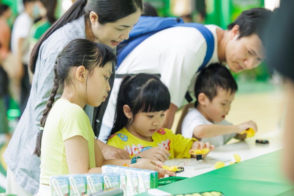 “Trạm sạc Sức bền 24h Khổng lồ” của Nestlé MILO thu hút hàng nghìn gia đình Việt 2 7. Phu huynh va be trai nghiem thu thach Sieu tri nho va Thu tai khoa hoc tai khu vuc Gio hoc buoi sang