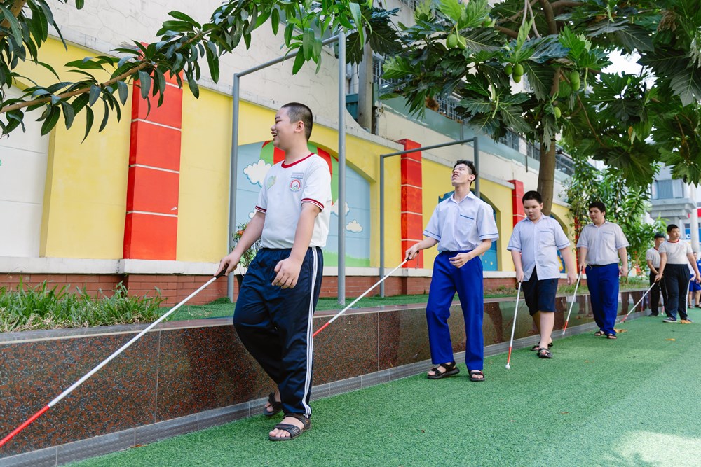 Ngày hội trải nghiệm gậy trắng - Trao gậy trắng, dẫn dắt tương lai 4 Anh 12. HS truong NDC di chuyen bang gay trang