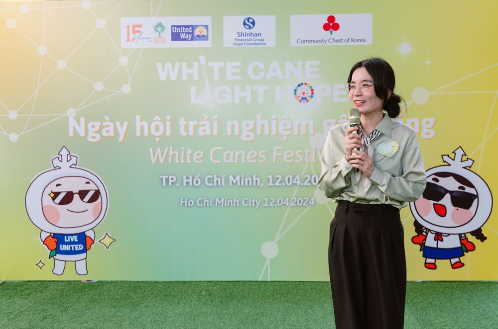 Ngày hội trải nghiệm gậy trắng - Trao gậy trắng, dẫn dắt tương lai 2 Anh 13. Ba Tran Thi Van Anh pho Vien truong MSD phat bieu khai mac