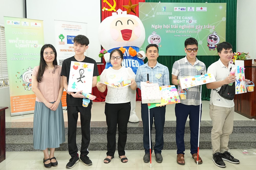Ngày hội trải nghiệm gậy trắng - Trao gậy trắng, dẫn dắt tương lai 3 Anh 21. Dai dien thuyet trinh ve buc tranh cua nhom trong hoat dong Sang tao cung dong doi