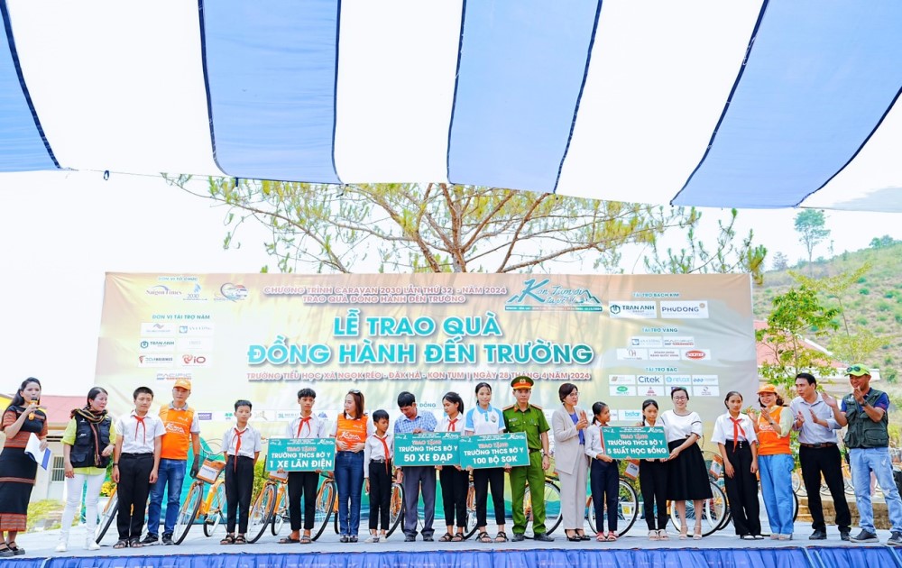 Le trao quà chuong trinh caravan 2030 lan 32 kon tum oi ta vè 8