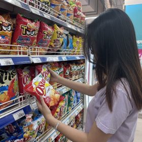 GAN 2 PHAN 3 GIOI TRE VIET TIEU THU BANH SNACK KHOAI TAY TUOI NHA ORION 4